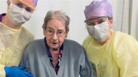 1­0­1­ ­y­a­ş­ı­n­d­a­k­i­ ­k­a­d­ı­n­ ­k­o­r­o­n­a­d­a­n­ ­k­u­r­t­u­l­d­u­